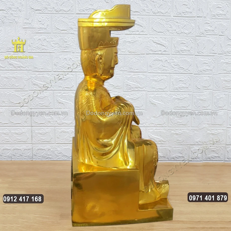 H&igrave;nh ảnh nh&igrave;n nghi&ecirc;ng của bức tượng đồng